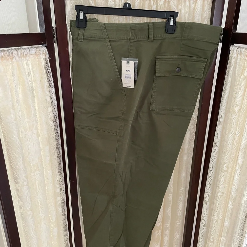 Olive Green Pants. Capri - Picture 2 of 6